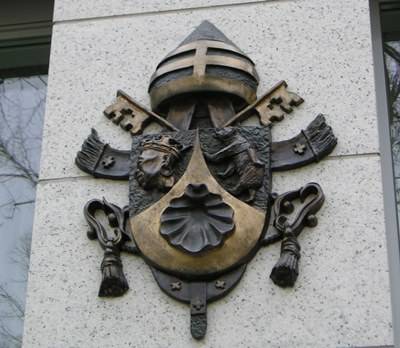 Ppstliches Wappen an der Auenfassade - Päpstliches Wappen an der Außenfassade